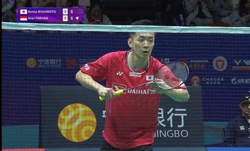 Tunggal putra Jepang, Kenta Nishimoto bersiap menerima servis dar Alwi Farhan pada babak kedua Kejuaraan Asia 2025 di Ningbo Olympic Sports Centre Gymnasium, Ningbo, China, Kamis (10/4/2025).
