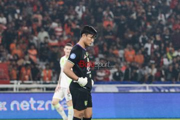 Kiper Persebaya Surabaya, Ernando Ari Sutaryadi, sedang bertanding dalam laga pekan ke-28 Liga 1 2024 melawan Persija Jakarta di Stadion Utama Gelora Bung Karno, Senayan, Jakarta, Sabtu (12/4/2025).