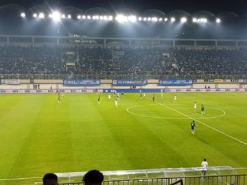 Suasana pertandingan pekan ke-29 Liga 1 2024/2025 PSS Sleman vs Dewa United di Stadion Maguwoharjo, Sleman, Kamis (17/4/2025) malam WIB