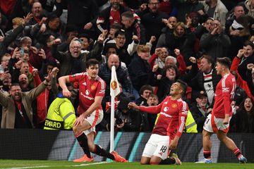 Harry Maguire (kiri) menjadi pahlawan kemenangan Man United atas Olympique Lyon pada duel Liga Europa di Old Trafford (17/4/2025).
