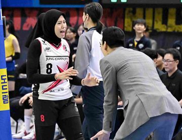 Megawati Hangestri Pertiwi melakukan tos dengan pelatih Daejeon JungKwanJang Red Sparks, Ko Hee-jin, pada laga ketiga semifinal playoff Liga Voli Korea di Suwon Indoor Gymnasium, Sabtu (29/3/2025)/