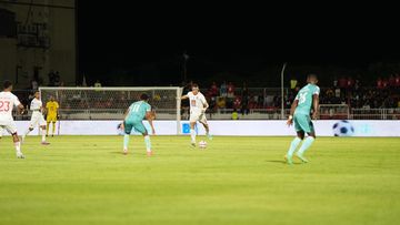Suasana pertandingan antara Malut United vs PSBS Biak pada laga pekan ke-29 Liga 1 2024-2025 di Stadion Kie Raha, Ternate, pada Jumat (18/4/2025).