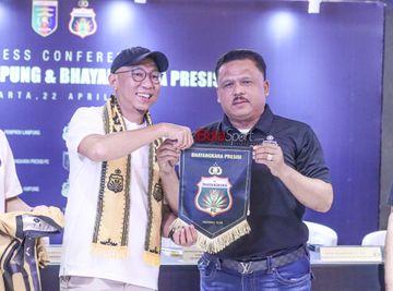 Gubernur Lampung, Rahmat Mirzani Djausal (kiri) dan CEO (Chief Executive Officer) Bhayangkara FC, Agus Suryonugroho (kanan), sedang berfoto bersama dalam pengumuman rencana nama Bhayangkara Presisi Lampung FC di Goodtime Restaurant, Senopati, Jakarta, Selasa (22/4/2025).