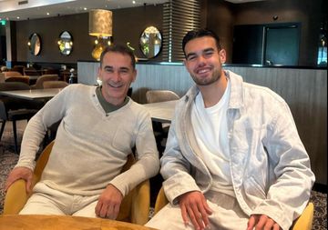 Pelatih Timnas U-23 Indonesia Gerald Vanenburg (kiri) bertemu dengan penyerang Timnas U-20 Indonesia Jens Raven.