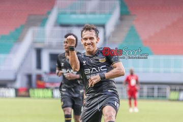 Egy Maulana Vikri (kanan) sedang melakukan selebrasi seusai mencetak gol dalam laga pekan ke-30 Liga 1 2024/2025 antara Dewa United versus Malut United di Stadion Pakansari, Bogor, Jawa Barat, Jumat (25/4/2025).