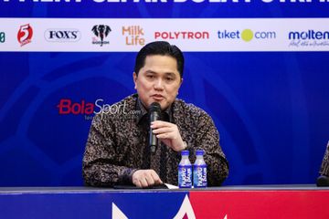 Ketua Umum PSSI, Erick Thohir, sedang memberikan keterangan kepada awak media di Menara Danareksa, Gambir, Jakarta, Selasa (29/4/2025).