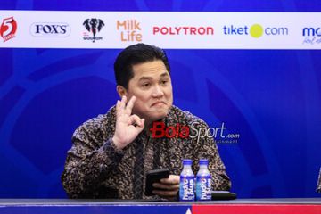 Ketua Umum PSSI, Erick Thohir, sedang memberikan keterangan kepada awak media di Menara Danareksa, Gambir, Jakarta, Selasa (29/4/2025).