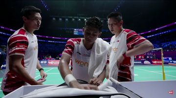 Alwi Farhan mendapat instruksi dari Jonatan Christie dan pelatih Indra Widjaja saat tampil pada partai tunggal putra Indonesia vs Denmark di babak penyisihan Grup D Sudirman Cup 2025 di Xiamen, China, 1 Mei 2025.