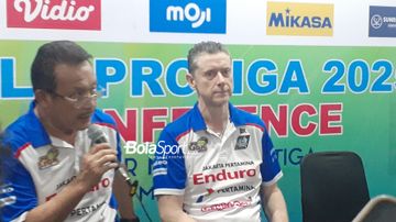 Pelatih Jakarta Pertamina Enduro, Bulent Karslioglu dan manajer tim, Widi Triyoso memberikan komentar setelah kemenangannatas Gresik Petrokimia Pupuk Indonesia pada final four Proliga 2025 di Sritex Arena, Solo, Jawa Tengah, Jumat (2/5/2025).