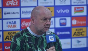 Pelatih Persib Bandung, Bojan Hodak, pada sesi jumpa pers jelang melawan Malut United, Kamis (2/5/2025).
