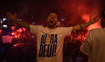 Gelandang Persib Bandung, Marc Klok, saat merayakan gelar juara Liga 1 2024/2025.