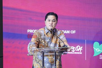 Ketua Umum PSSI Erick Thohir saat memberikan pernyataan kepada awak media, di Mandiri University Daan Mogot, Jakarta Barat, Selasa (6/5/2025).