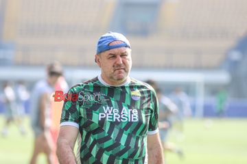 Pelatih Persib Bandung, Bojan Hodak, sedang memantau para pemainnya berlatih di Stadion Gelora Bandung Lautan Api, Bandung, Jawa Barat, Kamis (8/5/2025).