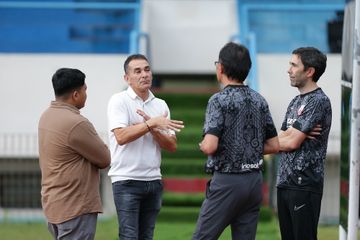 Pelatih timnas U-23 Indonesia, Gerald Vanenburg menyambangi latihan Persis Solo dan disambut langsung oleh Ong Kim Swee pada Rabu (7/5/2025).