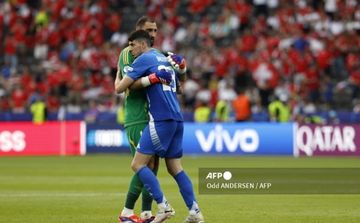 Gianluigi Donnarumma berpelukan dengan Alessandro Bastoni saat membela timnas Italia. Kini Donnarumma mengantar PSG lolos ke final Liga Champions dan akan bertemu Inter Milan yang diperkuat Bastoni di Allianz Arena (31/5/2025).