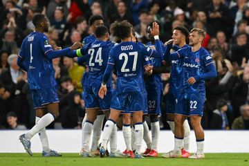 Para pemain Chelsea merayakan gol Kiernan Dewsbury-Hall (kanan) ke gawang Djurgarden pada semifinal UEFA Conference League di Stamford Bridge (8/5/2025). The Blues akan meladeni Real Betis di final.