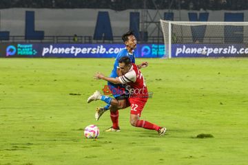 Novan Setya Sasongko (kanan) sedang merebut bola yang dikuasai Beckham Putra Nugraha (kiri) dalam laga pekan ke-32 Liga 1 2024/2025 antara Persib Bandung versus Barito Putera di Stadion Gelora Bandung Lautan Api, Bandung, Jawa Barat, Jumat (9/5/2025).