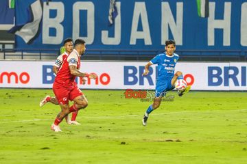 Ryan Kurnia (kanan) sedang menendang bola dalam laga pekan ke-32 Liga 1 2024/2025 antara Persib Bandung versus Barito Putera di Stadion Gelora Bandung Lautan Api, Bandung, Jawa Barat, Jumat (9/5/2025).