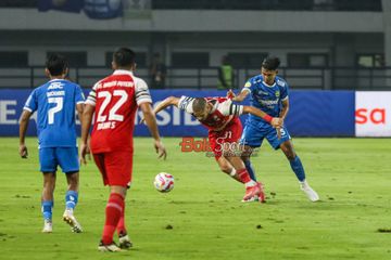 Murilo Otavio Mendes (kiri) sedang menguasai bola dan dibayangi Kakang Rudianto (kanan) dalam laga pekan ke-32 Liga 1 2024/2025 antara Persib Bandung versus Barito Putera di Stadion Gelora Bandung Lautan Api, Bandung, Jawa Barat, Jumat (9/5/2025).