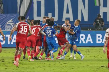 Murilo Mendes (kanan) sempat terjadi keributan dalam laga pekan ke-32 Liga 1 2024/2025 antara Persib Bandung versus Barito Putera di Stadion Gelora Bandung Lautan Api, Bandung, Jawa Barat, Jumat (9/5/2025).