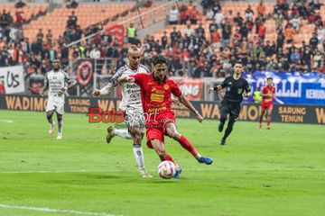 Dony Tri Pamungkas (kanan) sedang menguasai bola dan dibayangi Novri Setiawan (kiri) Gustavo Almeida sedang melakukan selebrasi seusai mencetak gol dalam laga pekan ke-32 Liga 1 2024/2025 antara Persija Jakarta versus Bali United di Jakarta International Stadium (JIS), Jakarta Utara, Sabtu (10/5/202