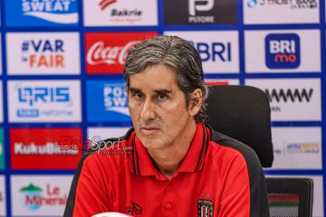 Pelatih Bali United, Stefano Cugurra, sedang memberikan keterangan kepada awak media di Jakarta International Stadium (JIS), Jakarta Utara, Sabtu (10/5/2025) malam.