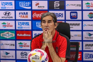 Pelatih Bali United, Stefano Cugurra, sedang memberikan keterangan kepada awak media di Jakarta International Stadium (JIS), Jakarta Utara, Sabtu (10/5/2025) malam.