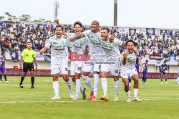 (Dari kiri ke kanan) Adam Alis, Ryan Kurnia, Kastaneer, Tyronne Del Pino, dan Beckham Putra sedang melakukan selebrasi dalam laga pekan ke-33 Liga 1 2024/2025 antara Persita Tangerang versus Persib Bandung di Stadion Indomilk Arena, Tangerang, Banten, Jumat (16/5/2025).