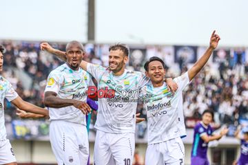 (Dari kiri ke kanan) Kastaneer, Tyronne Del Pino, dan Becham Putra sedang melakukan selebrasi dalam laga pekan ke-33 Liga 1 2024/2025 antara Persita Tangerang versus Persib Bandung di Stadion Indomilk Arena, Tangerang, Banten, Jumat (16/5/2025).