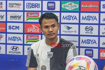 Penyerang Persib Bandung, Dimas Drajad, sedang memberikan keterangan kepada awak media di Stadion Indomilk Arena, Tangerang, Banten, Jumat (16/5/2025).