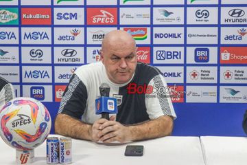 Pelatih Persib Bandung, Bojan Hodak, sedang memberikan keterangan kepada awak media di Stadion Indomilk Arena, Tangerang, Banten, Jumat (16/5/2025).