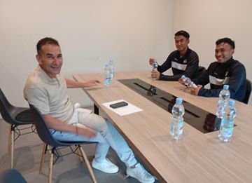 Pelatih Timnas U-23 Indonesia, Gerald Vanenburg, saat menemui pemain Persib Bandung Robi Darwis hingga Kakang Rudianto jelang Piala AFF U-23 2025.