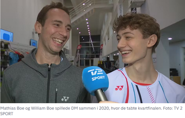 Mathias Boe bersama William Kryger Boe setelah tampil bersama di Kejuaraan Nasional Denmark pada 2020.