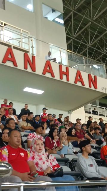 Patrick Kluivert dan Denny Landzaat di kursi VVIP Stadion Manahan, Solo