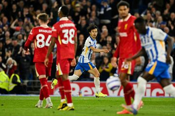 Gelandang Brighton asal Jepang, Kaoru Mitoma, merayakan gol yang dicetaknya ke gawang Liverpool pada pekan ke-37 Liga Inggris, Senin (19/5/2025) di Falmer Stadium.