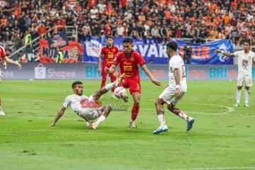 Yance Sayuri (kiri) sedang menghalau bola yang dikuasai Rizky Ridho (tengah) dalam laga pekan ke-34 Liga 1 2024/2025 antara Persija Jakarta versus Malut United FC di Jakarta International Stadium (JIS), Jakarta Utara, Jumat (23/5/2025).