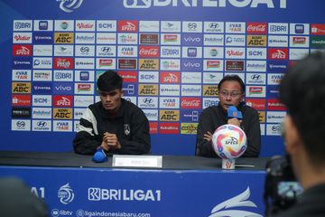 Ong Kim Swee dan Ramadhan Sananta jadi perwakilan pelatih dan pemain Persis Solo dalam konferensi pers jelang lawan Persib Bandung, Jumat (23/5/2025).