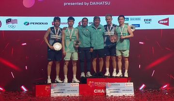 Podium ganda putra di Malaysia Masters 2025. Dari kiri: Man Wei Chong, Soh Wooi Yik, asisten pelatih Muhammad Miftakh, kepala pelatih Herry Iman Pierngadi, Kai Wun Tee, Aaron Chia. Kedua anak asuh Herry IP baru pekan lalu menciptakan final senegara dengan Man/Tee keluar sebagai juaranya.