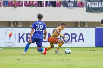 Iqbal Tri Saputra (kanan) sedang menguasai bola dalam laga final Liga 4 2024/2025 antara Tri Brata Rafflesia FC versus Persika Karanganyar di Stadion Manahan, Solo, Jawa Tengah, Selasa (27/5/2025).