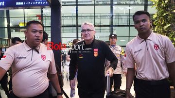 Pelatih Timnas China, Branko Ivankovic, saat tiba di Bandara Soekarno Hatta, Tangerang, Banten, Senin (2/6/2025).