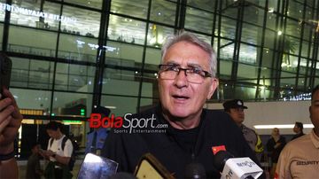 Pelatih Timnas China, Branko Ivankovic, sedang memberikan keterangan kepada awak media di Bandara Soekarno Hatta, Tangerang, Banten, Senin (2/6/2025).