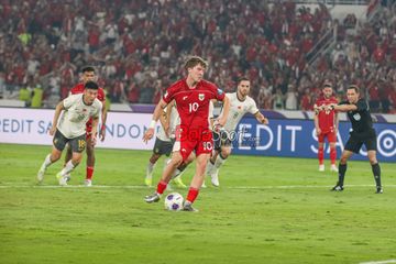Ole Romeny sedang menendang penalti dalam laga babak penyisihan Grup C Kualifikasi Piala Dunia 2026 zona Asia antara Timnas Indonesia versus Timnas China di Stadion Utama Gelora Bung Karno, Senayan, Jakarta, Kamis (5/6/2025).
