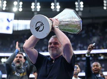 Ange Postecoglou memamerkan piala juara Liga Europa untuk Tottenham Hotspur di depan fan (25/5/2025). Ange dipecat manajemen pada Jumat (6/6/2025).