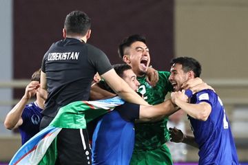Para pemain timnas Uzbekistan merayakan kelolosan ke Piala Dunia 2026 setelah menahan Uni Emirat Arab 0-0, Kamis (5/6/2025) di Abu Dhabi.