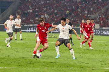 Ole Romeny (kiri) berusaha melewati Zhu Chenjie (kanan) dalam laga babak penyisihan Grup C Kualifikasi Piala Dunia 2026 zona Asia antara Timnas Indonesia versus Timnas China di Stadion Utama Gelora Bung Karno, Senayan, Jakarta, Kamis (5/6/2025).