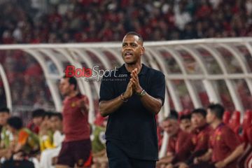 Pelatih Timnas Indonesia, Patrick Kluivert, sedang memberikan intruksi kepada para pemainnya saat bertanding di Stadion Utama Gelora Bung Karno, Senayan, Jakarta, Kamis (5/6/2025).