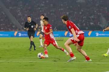 Beckham Putra Nugraha (kiri) sedang menguasai bola dalam laga babak penyisihan Grup C Kualifikasi Piala Dunia 2026 zona Asia antara Timnas Indonesia versus Timnas China di Stadion Utama Gelora Bung Karno, Senayan, Jakarta, Kamis (5/6/2025).