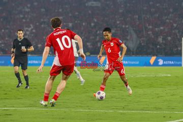 Beckham Putra Nugraha (kanan) sedang menguasai bola dalam laga babak penyisihan Grup C Kualifikasi Piala Dunia 2026 zona Asia antara Timnas Indonesia versus Timnas China di Stadion Utama Gelora Bung Karno, Senayan, Jakarta, Kamis (5/6/2025).
