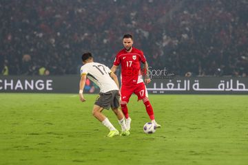 Calvin Verdonk (kanan) sedang menguasai bola dalam laga babak penyisihan Grup C Kualifikasi Piala Dunia 2026 zona Asia antara Timnas Indonesia versus Timnas China di Stadion Utama Gelora Bung Karno, Senayan, Jakarta, Kamis (5/6/2025).