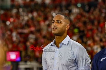 Pelatih Timnas Indonesia, Patrick Kluivert, sedang memantau para pemainnya bertanding di Stadion Utama Gelora Bung Karno, Senayan, Jakarta, Kamis (5/6/2025).